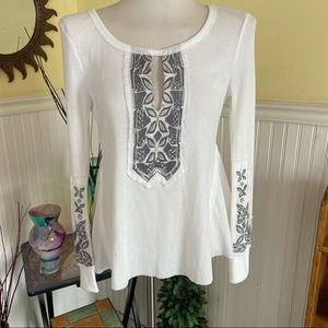 En Creme small white embroidered Henley